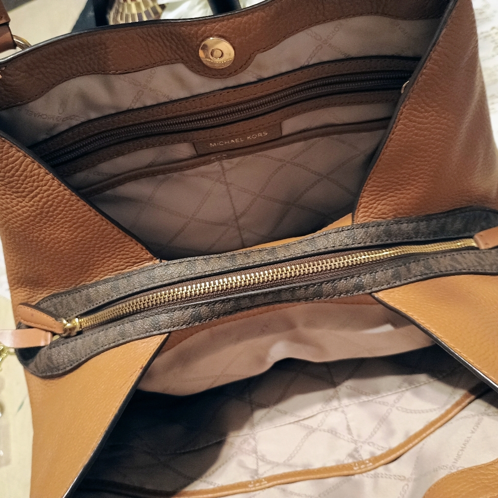 Michael Kors Carrie Large Shoulder Tote - Picture 10 of 10